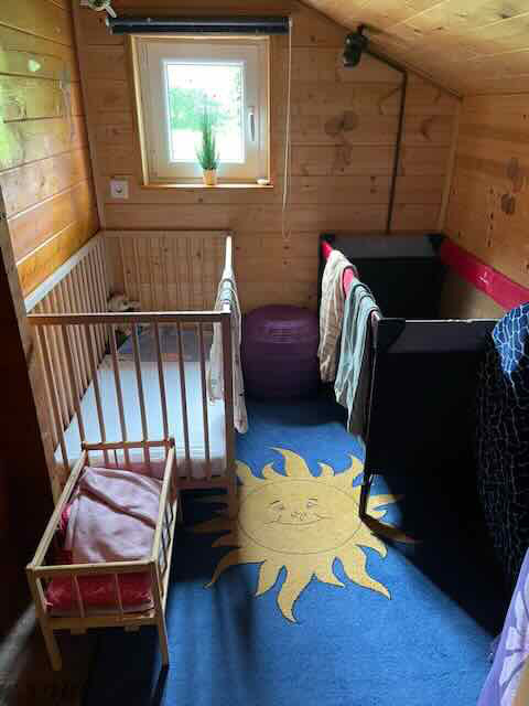 Erster Schlafraum mit Kinderbetten